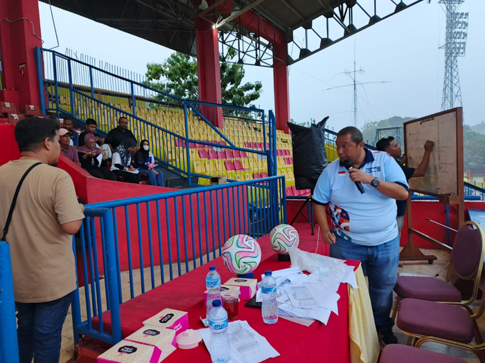 LIGA TOPSKOR— Kompetisi Liga TopSkor (LTS) Sumbar 2026 Zona Padang bakal diikuti 93 Sekolah Sepakbola (SSB) dari 4 Kelompok Usia (KU). Kick-off ditabuh 3 Januari 2026. Untuk Zona Payakumbuh baru akan kick-off pertengahan Januari 2026.