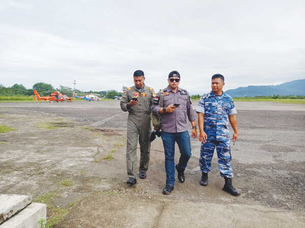 Distribusikan Obat-Obatan dan Perlengkapan Medis, Satgas Udara Lanud Sutan Sjahrir Bawa Tim Relawan Doctor Share 1 PERSIAPAN KEBERANGKATAN— Kepala Intelijen (Kaintel) Lanud Sutan Sjahrir, Kapten Sus Wijaya Aditya Trikusuma, (tengah) bersama kru dalam persiapan keberangkatan ke Palembayan Rabu (17/12).