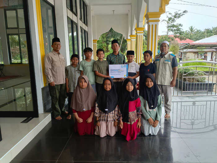 YBM PLN UIP Sumbagteng Hadirkan Semangat Baru bagi Santri di Tapan dan Sungai Penuh 1 BANTUAN PERALATAN MENGAJI— PT PLN (Persero) melalui Yayasan Baitul Maal (YBM) PLN menyalurkan bantuan peralatan mengaji bagi para santri.