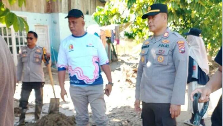 AKSI BERSIH—Terlihat aparat terkait berjibaku mmeberishkan sisa sisa material .