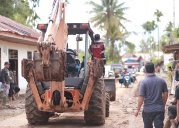 Banjir di Kota Solok Surut, Masyarakat Bersihkan Rumah
