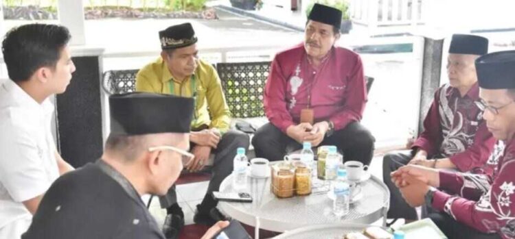 AUDENSI—Wali Kota Sawahlunto, Riyanda Putra saat menerima audiensi Ketua Baznas Kota Sawahlunto, Edrizon Effendi, beserta jajaran di Rumah Dinas Wali Kota pada Kamis (4/12).