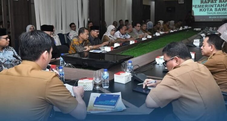 ARAHAN—Wali Kota Sawahlunto Riyanda Putra didampingi Wakil Wali Kota Jeffry Hibatullah berikan arahan saat memimpin rapat koordinasi.