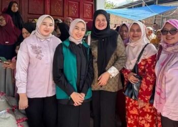 TP-PKK Serahkan Bantuan 313 Paket Korban Bencana Solok