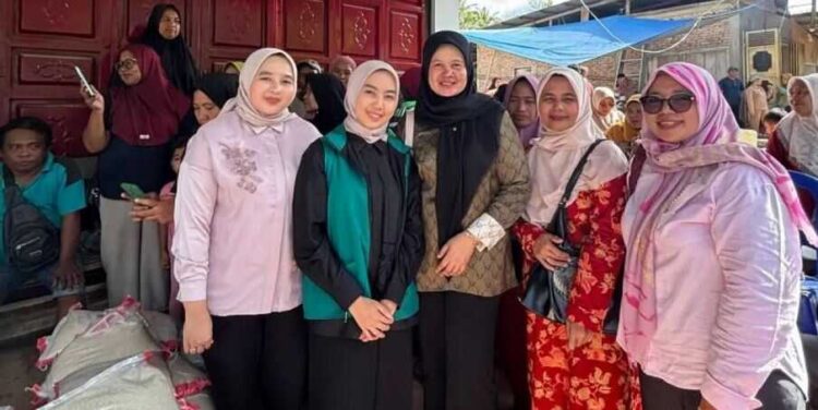 SALURKAN BANTUAN— Ketua TP-PKK Kota Sawahlunto Ny. Yori Gemitia Riyanda Putra dalam penyaluran bantuan untuk korban bencana hidrometeorologi di Kabupaten Solok.