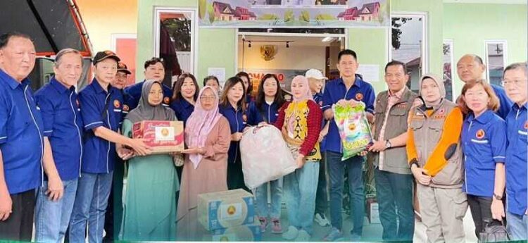 BANTUAN—Perkumpulan Kin Men Riau yang datang langsung menyerahkan berbagai kebutuhan pokok untuk mendukung masa pemulihan masyarakat.