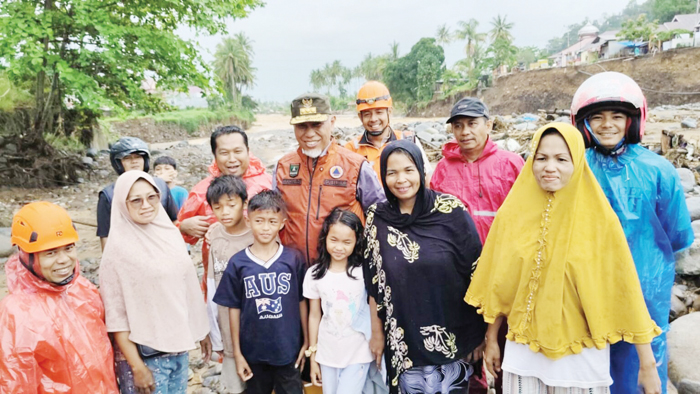 BANJIR SUSULAN MENGANCAM— Gubernur Sumbar  Mahyeldi Ansharullah, meninjau meninjau langsung lokasi banjir susulan di kawasan Batu Busuak, Kecamatan Pauh, Kota Padang, Kamis (25/12). Curah hujan tinggi yang mengguyur Kota Padang dalam dua hari terakhir menyebabkan meluapnya Sungai Batang Kuranji.