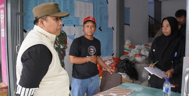 SALURKAN—Wali Kota, Hendri Arnis secara langsung menyalurkan bantuan kemanusiaan ke sejumlah posko bencana di Kecamatan Batipuh Selatan, Kamis (25/12).