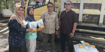 SALURKAN BANTUAN—  Bantuan bibit jagung hibrida disalurkan Dinas Ketahanan Pangan Pertanian dan Perikanan (DKP3) Sawahlunto untuk pertanaman seluas 108 ha dengan varietas Pioneer 89 (P 89), Jumat (19-20/12) tahun  2025.