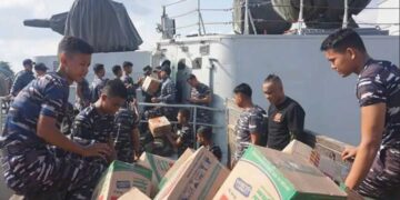 Bawa Bantuan Korban Bencana, Kapal Perang SMG-594 Sandar di Telukbayur 8 Bawa Bantuan Korban Bencana, Kapal Perang SMG-594 Sandar di Telukbayur