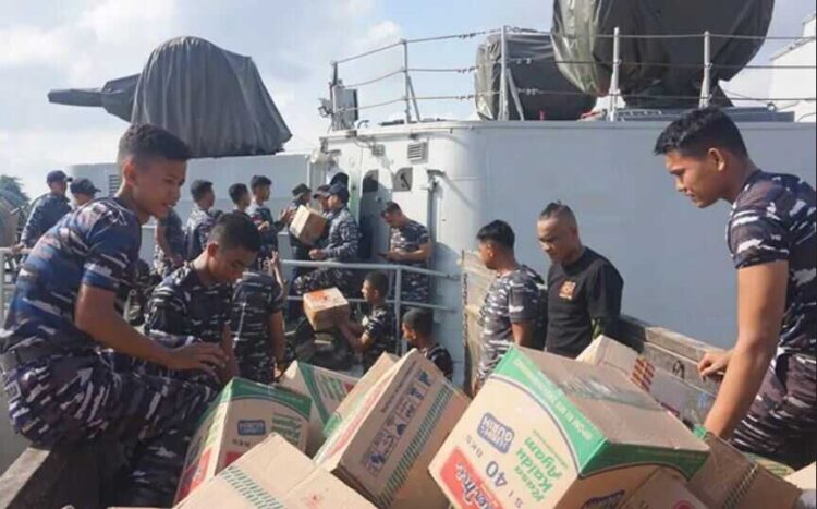 BANTUAN LOGISTIK— Sejumlah parjaurit Kodaeral II sedang menurunkan bantuan dari KKRI Semarang-594 di Pelabuhan Telukbayur, Sabtu (6/12). Kapal ini membawa bantuan logistik untuk warga korban banjir bandang di Kota Padang.