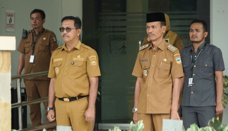 APEL GABUNGAN— Bupati Solok Selatan H. Khairunas menghadiri dalam Apel Gabungan ASN di Lingkungan Pemerintah Kabupaten Solok Selatan, di Halaman Kantor Bupati, Senin (22/12).