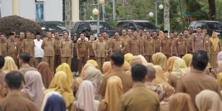 Jelang 2026, OPD Diminta Siapkan Dokumentasi Pengadaan Barang Jasa. 1 APEL GABUNGAN— Bupati Khairunas memberikan arahan saat apel gabungan ASN di Lingkungan Pemerintah Kabupaten Solok Selatan di halaman kantor bupati, Senin (8/12).