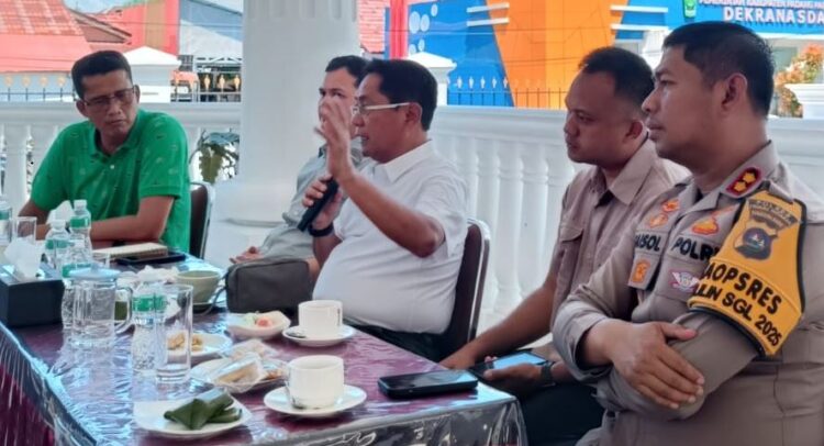 Pemkab Padangpariaman Akhiri Masa Tanggap Darurat Bencana 1 RAPAT KOORDINASI— Bupati Padangpariaman John Kenedy Azis menghadiri rapat koordinasi dan evaluasi penanganan bencana bersama Wakil Bupati, dan dihadiri Dandim 0308/Padangpariman, Kapolres Padangpariaman, Ketua DPRD, serta seluruh kepala perangkat daerah terkait, di Rumah Dinas Pendopo Bupati, Sabtu (20/12).