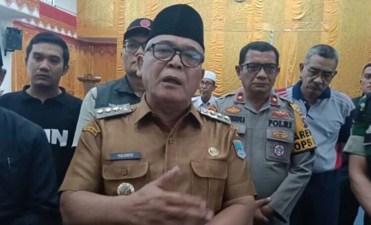 MASA TANGGAP DARURAT— Bupati Pasaman Barat Yulianto saat menyampaikan masa tanggap darurat bencana di daerah itu berakhir, Senin (29/12).