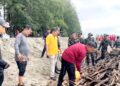 BERSIHKAN PANTAI TIRAM— Bupati Padangpariaman John Kenedy Azis mengikuti goro massal membersihkan kawasan Pantai Tiram yang ikut terdampak bencana banjir bandang.