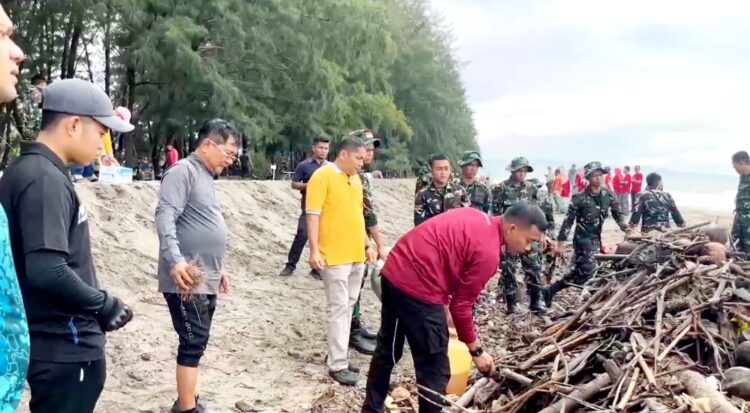 BERSIHKAN PANTAI TIRAM— Bupati Padangpariaman John Kenedy Azis mengikuti goro massal membersihkan kawasan Pantai Tiram yang ikut terdampak bencana banjir bandang.