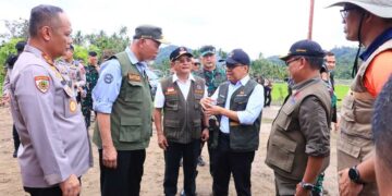 Kunjungi Korban Terdampak di Padangpariaman, Menko PMK Tegaskan Pembangunan Huntara Dipercepat