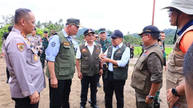 TINJAU LOKASI HUNTARA— Menko PMK Pratikno, Bupati Padangpariaman John Kenedy Azis, Gubernur Sumbar Mahyeldi dan rombongan saat meninjau lokasi huntara untuk korban terdampak banjir bandang dan longsor di Padangpariaman.