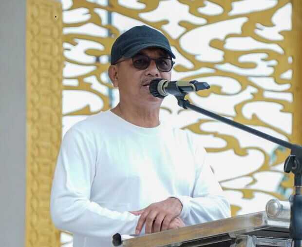 Bupati Khairunas Dorong Inovasi Perangkat Daerah 1 ARAHAN— Bupati Solok Selatan H. Khairunas memberikan arahan saat kegiatan CFD di RTH Padang Aro, Minggu (7/12).