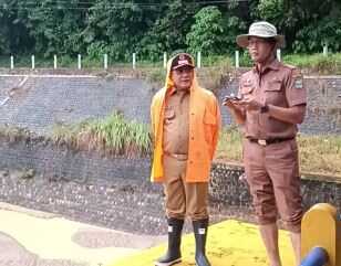 Tergerus Air, Jembatan Lubuak Cimatuang Batang Anai Terancam Putus 1 PENINJAUAN — Bupati Padangpariaman kembali turun langsung meninjau sejumlah titik lokasi terdampak bencana. Peninjauan ini dilakukan menyusul hujan dengan intensitas tinggi yang kembali mengguyur wilayah Padangpariaman sepanjang Minggu hingga kemarin.