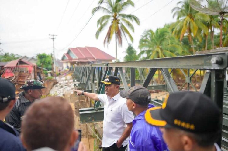 Pembangunan Jembatan Bailey di Jorong Sawah Suduik, Bantu Akses Transportasi Masyarakat 1 JEMBATAN BAILEY— Bupati Solok Jon Firman Pandu meninjau pembangunan jembatan bailey di Jorong Sawah Suduik, Kabupaten Solok yang tengah dikerjakan oleh Batalion Zikon 13 bekerja sama dengan Batalion TP 889 Kodam XX/Tuanku Imam Bonjol.