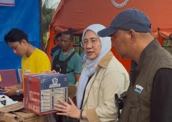 Inilah Perempuan Tangguh BUMN yang Rela Berjibaku Salurkan Bantuan untuk Korban Banjir Bandang di Padang