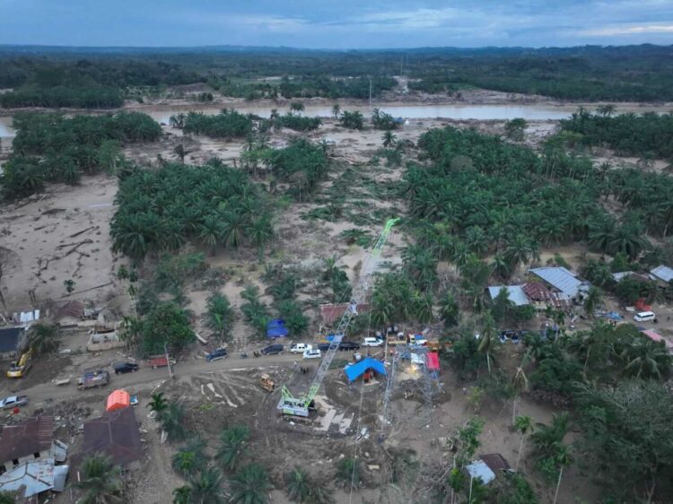 PLN juga memodifikasi alat berat atau crane menjadi tower darurat untuk mengganti salah satu tower yang terdampak bencana di jalur transmisi 150 kV Pangkalan Brandan - Langsa.