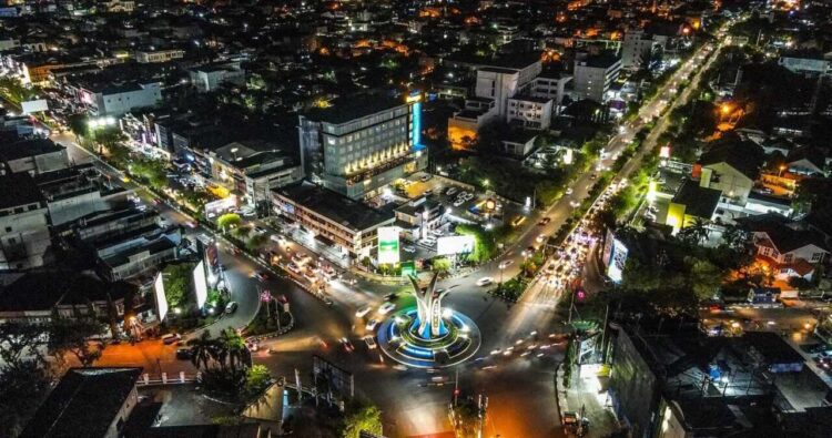 Sistem Kelistrikan Aceh Berangsur Pulih, Banda Aceh Malam Ini Kembali Terang 1 Tampak udara gemerlap lampu pada malam hari pascapulihnya kelistrikan Kota Banda Aceh (18/12).