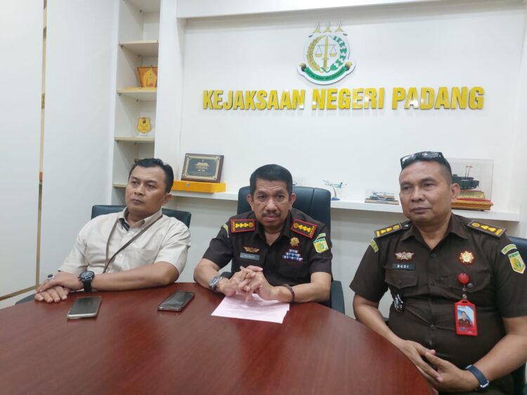 Kasus Korupsi Kredit Modal Kerja Salah Satu Bank BUMN Terus Bergulir, Kejari Padang Tetapkan 3 Tersangka 1 Kajari Padang, Koswara didampingi Plt Kasi Pidsus Budi Sastera dan Kasi Intel Erianto, berikan keterangan pers, Senin (29/12) di ruang kerjanya.