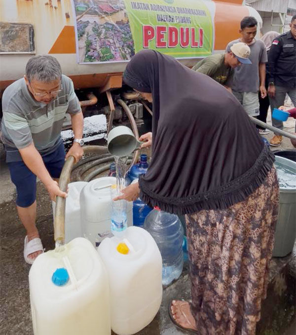 Kejari Padang bersama Ikatan Adhyaksa Darma Karini menyuplay air bersih untuk warga Sungai Lareh Lubuk Minturun Padang.