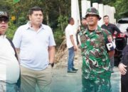 Kunjungi Jembatan Kembar, Danpomdam XX/TIB Serahkan Bantuan WargaTerdampak Banjir Bandang