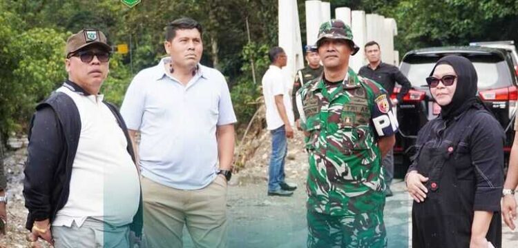 Kunjungi Jembatan Kembar, Danpomdam XX/TIB Serahkan Bantuan WargaTerdampak Banjir Bandang 1 TINJAU JEMBATAN KEMBAR—Danpomdam XX/Tuanku Imam Bonjol (TIB), Kolonel CPM Laksono Puji Lisdianto, SH meninjau langsung lokasi terdampak bencana longsor.