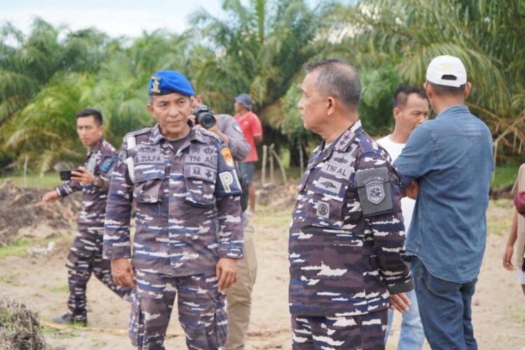 TINJAU SHELTER DAPUR LAPANGAN— Dankodaeral II Laksamana Muda TNI Sarimpunan Tanjung berdialog dengan anggota POMAL Letda (PM) Burhan Zulfa saat meninjau Shelter Dapur Lapangan Satgas Gulben untuk melayani para korban bencana alam, Rabu (24/12).