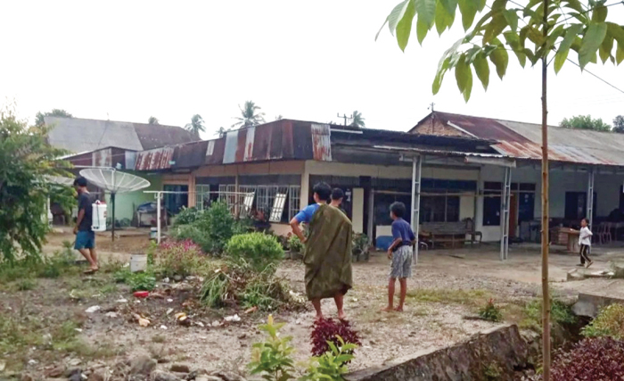 BERHAMBURAN— Sejumlah warga di Kabupaten Agam dan Kota Bukittinggi panik berhamburan keluar rumah setelah gempa bumi berkekuatan magnitudo 4,6 mengguncang wilayah tersebut pada Minggu (28/12) sekitar pukul 09.11 WIB.