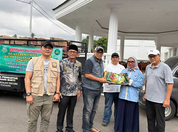 Pastikan Bantuan Terus Disalurkan, Tidak Dibiarkan Menumpuk 1 SERAHKAN BANTUAN— Plt Kepala Dinas Sosial Kabupaten Padangpariaman, Siska Primadona, saat menyerahkan bantuan.