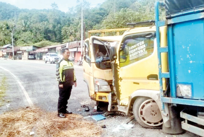 LAKA LANTAS— Kecelakaan lalu lintas melibatkan dua unit truk terjadi di Jalan Lintas Sumatera, tepatnya di kawasan Sungai Jambur, Kecamatan IX Koto Lasi, Kabupaten Solok, Sumatera Barat, Jumat (26/12) pagi.