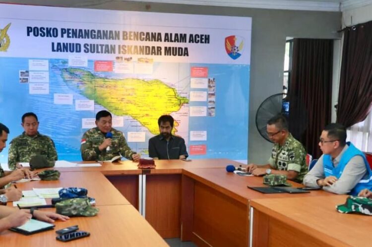 Menteri Pertahanan, Sjafrie Sjamsoeddin (kedua dari kiri) bersama Panglima TNI, Jenderal TNI Agus Subiyanto (kiri), Gubernur Aceh, Muzakir Manaf (tengah), Panglima Komando Daerah Militer Iskandar Muda, Mayor Jenderal TNI Joko Hadi Susilo (kedua dari kanan), dan Direktur Utama PLN, Darmawan Prasodjo (kanan) berkoordinasi terkait penanganan bencana alam di Aceh (29/11). Sjafrie menegaskan bahwa percepatan pemulihan listrik merupakan kebutuhan mendesak bagi masyarakat terdampak. Ia mengapresiasi langkah cepat PLN di lapangan, sekaligus mendorong agar proses pemulihan dapat terus dioptimalkan.