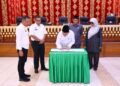 PENGESAHAN RANPERDA— Wako Payakumbuh mendatangani pengesahan Ranperda tentang Penanaman Modal menjadi Peraturan Daerah (Perda) dalam Rapat Paripurna, di ruang sidang DPRD setempat, Rabu (24/12).
