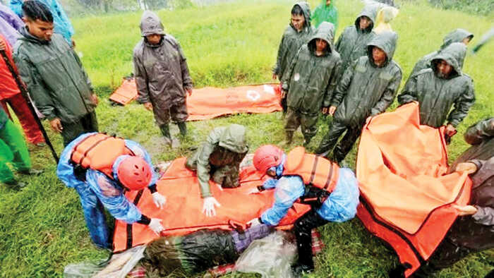 Maksimalkan Pencarian Korban Bencana Sumbar, Basarnas Datangkan Bantuan dari Tiga Provinsi 1 EVAKUASI— Tim Basarnas Padang mengevakuasi korban bencana hidrometeorologi di Agam.