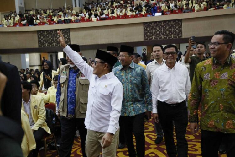 Ribuan Mahasiswa KKN UNP tersebut dilepas langsung oleh Menteri Koordinatir Pemberdayaan Masyarakat Indonesia, Abdul Muhaimin Iskandar, Rabu (17/12) di Auditorium UNP.