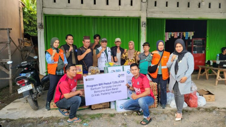 Branch Office Head BRI Pariaman, Erik Mulyadin didampingi Tim Elang Relawan BRI Pariaman menyerahkan bantaan bencana untuk warga terdampak di Padang Pariaman