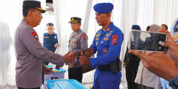 Kapolri Serahkan Bantuan untuk 170 Personel Polri di Sumbar 13 Kapolri Serahkan Bantuan untuk 170 Personel Polri di Sumbar