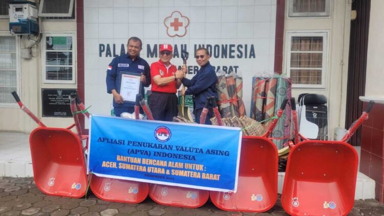 Ketua PMI Sumbar Aristo Munandar menerima paket peralatan kebersihan, tikar dan air mineral dari Ketua APVA Sumbar Darmali, Senin, (8/12).