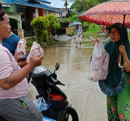 BRI BO Padang menyalurkan sebanyak 2.500 nasi bungkus untuk membantu memenuhi kebutuhan pangan masyarakat selama masa tanggap darurat.