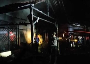 BERJIBAKU— Petugas Damkar berjibaku memadamkan api yang membakar dua unit rumah di Kampung Simpang Gunung, Kenagarian Simpang Gunung Tapan, Kecamatan Ranah Ampek Hulu Tapan, Kabupaten Pesisir Selatan, Minggu (14/12) dini hari.