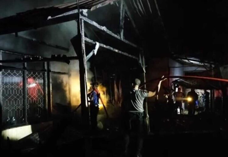 Korsleting Listrik saat Tengah Malam, Dua Unit Rumah Ludes Terbakar 1 BERJIBAKU— Petugas Damkar berjibaku memadamkan api yang membakar dua unit rumah di Kampung Simpang Gunung, Kenagarian Simpang Gunung Tapan, Kecamatan Ranah Ampek Hulu Tapan, Kabupaten Pesisir Selatan, Minggu (14/12) dini hari.