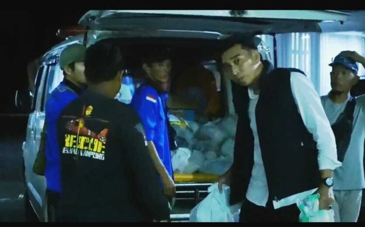 Pemko Bengkulu Salurkan Bantuan Rp125 Juta 1 BANTUAN KORBAN BANJIR— Bupati Padangpariaman John Kenedy Aziz saat menerima bantuan untuk korban banjir dan longsor dari Wali Kota Bengkulu, Dedy Wahyudi.