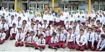 Bantuan Pokir Anggota Fraksi PPP Siadi, Siswa SDN 13 Sungai Durian Terima Seragam Adat Minangkabau Gratis 9 Bantuan Pokir Anggota Fraksi PPP Siadi, Siswa SDN 13 Sungai Durian Terima Seragam Adat Minangkabau Gratis