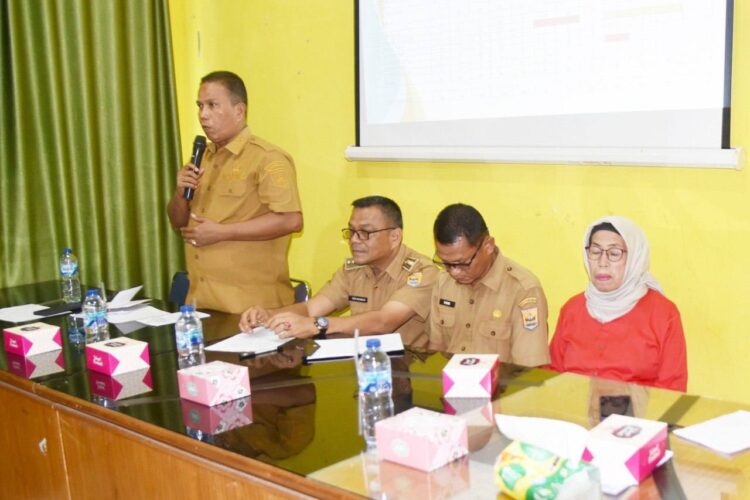 SAMBUTAN— Wawako Pariaman Muyadi memberikan sambutan saat membuka kegiatan Monitoring dan Evaluasi (Monev) TPPPS.